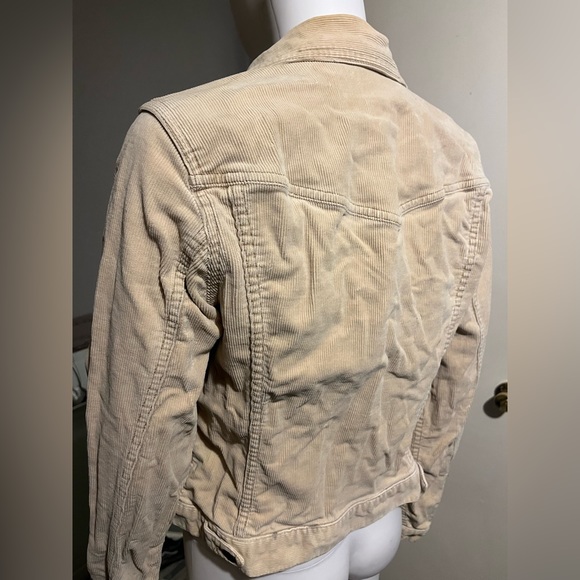 Abercrombie & Fitch - Picture 8 of 11